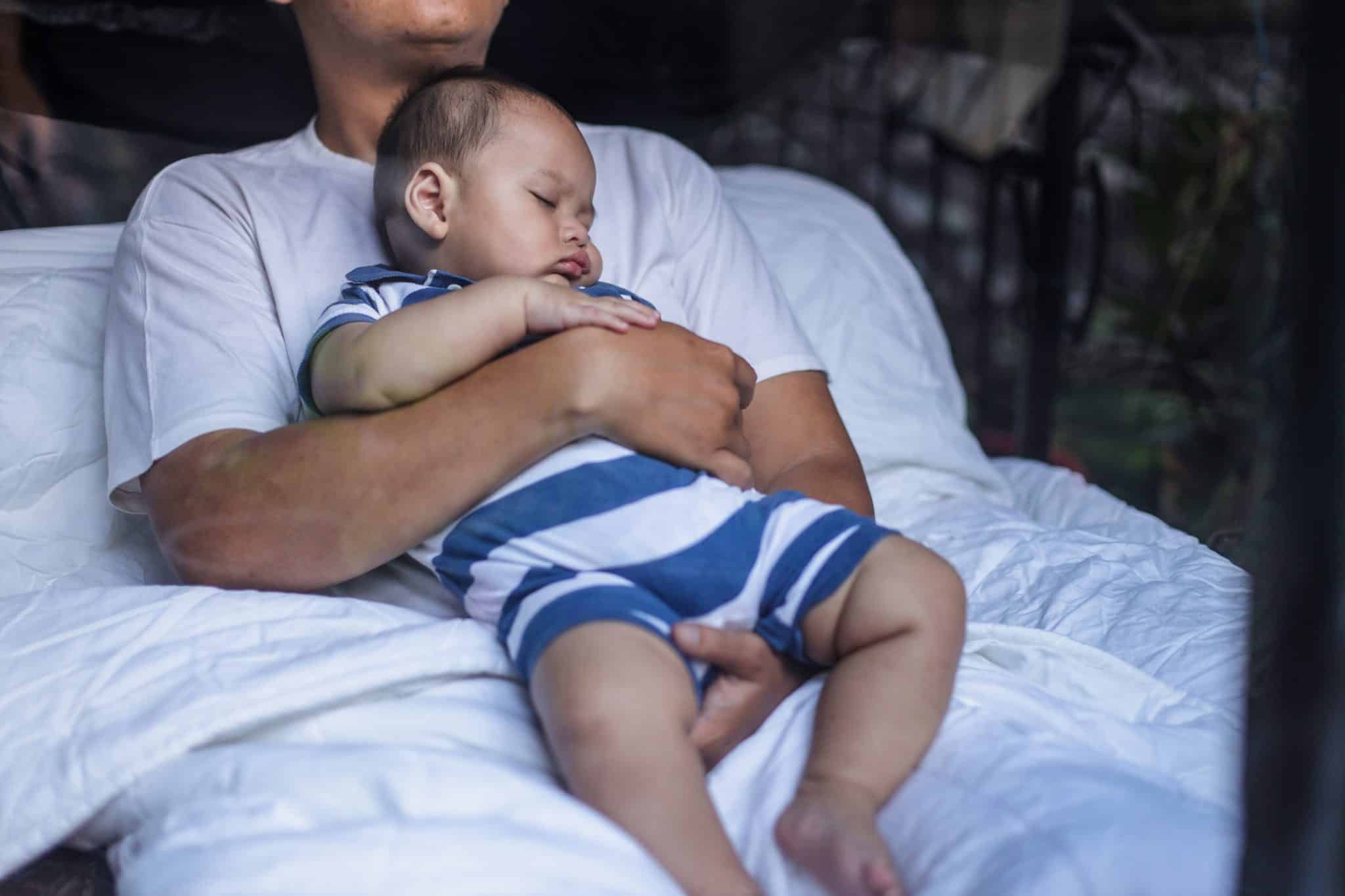 Quelles sont les erreurs courantes des parents qui peuvent perturber le sommeil du bébé ?